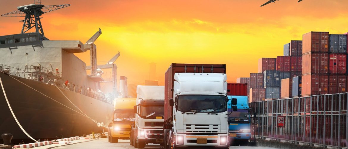Multimodalni transport, kamioni i kontejnerski brod u luci u zalasku sunca
